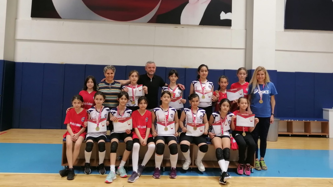 Cumhuriyet Ortaokulu olarak Türkiye Küçük Kızlar Voleybol Şampiyonası'nda 26 Nisan da Çankırı'da yapılacak olan Türkiye finallerine katılmayı Başaran 