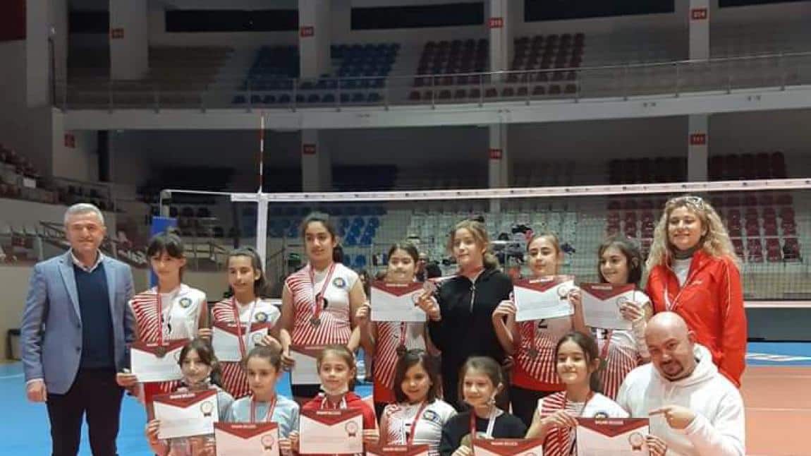 İzmir Okullar Arası Küçük Kızlar Voleybol Ligi Şampiyonu