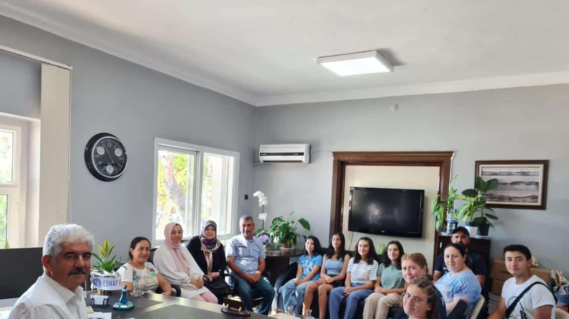 LGS sınav sonuçlarının açıklanmasından sonra öğrencilerimiz İlçe Milli Eğitim Müdürümüz Sayın Nuri Kiraz'ı ziyaret ettiler.