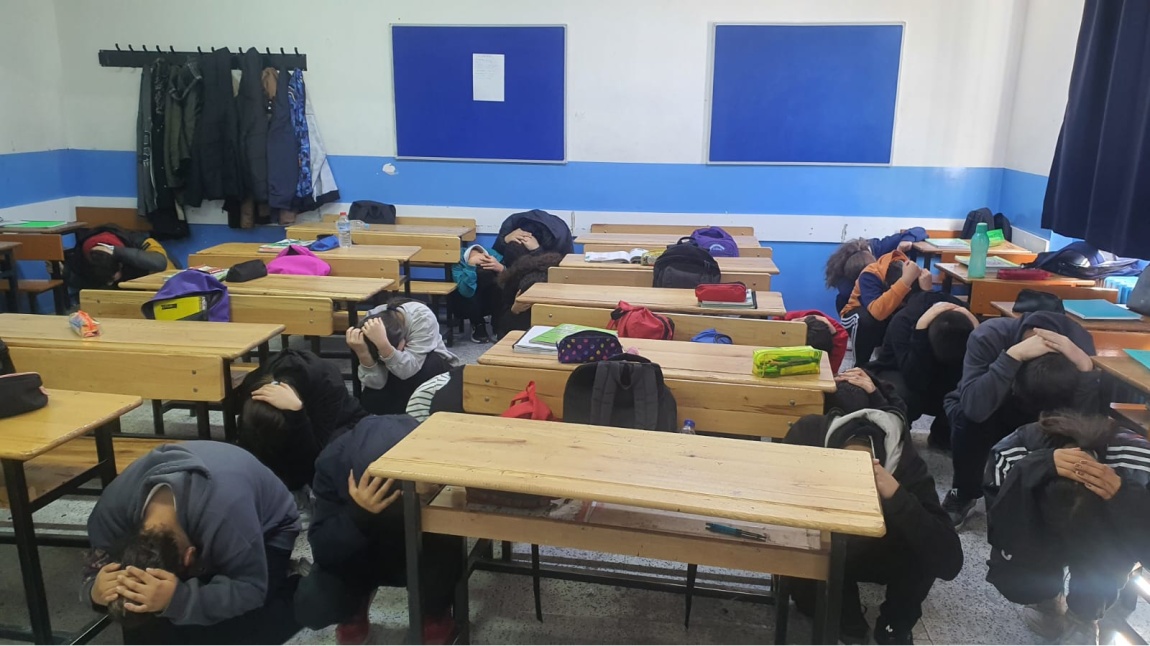 Cumhuriyet Ortaokulu Deprem ve Tahliye Tatbikatı Gerçekleştirdi